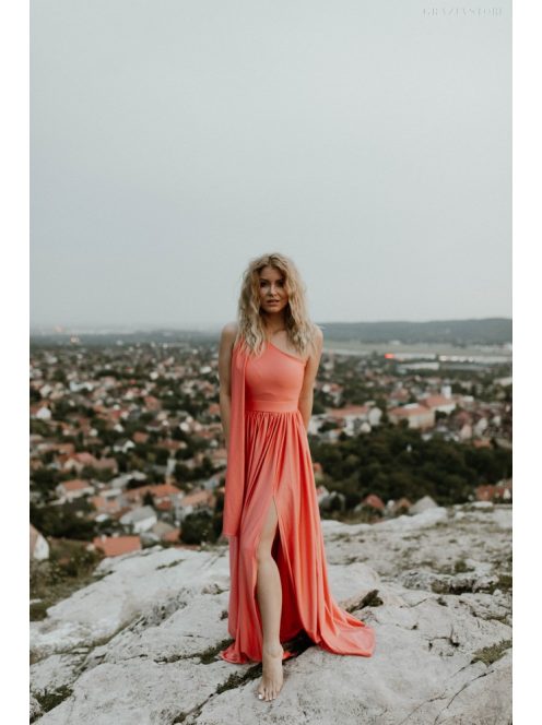 Vállrésznél megkötős, aszimmetrikus, korall színű maxi ruha.