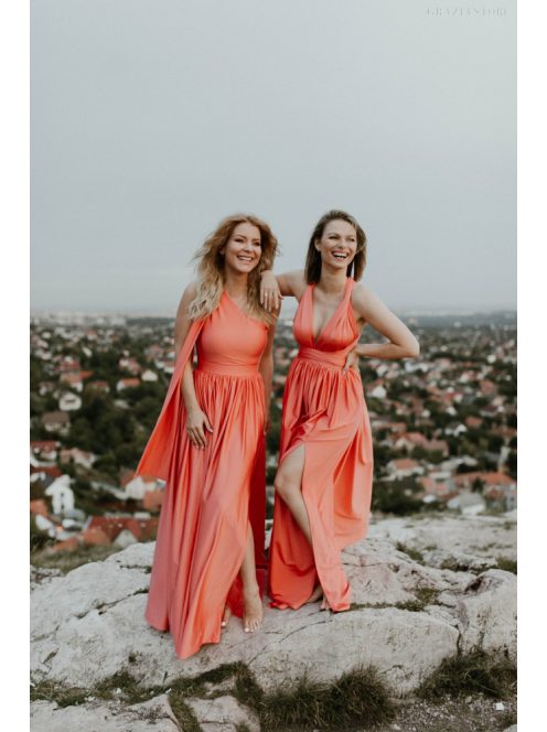 Vállrésznél megkötős, aszimmetrikus, korall színű maxi ruha.