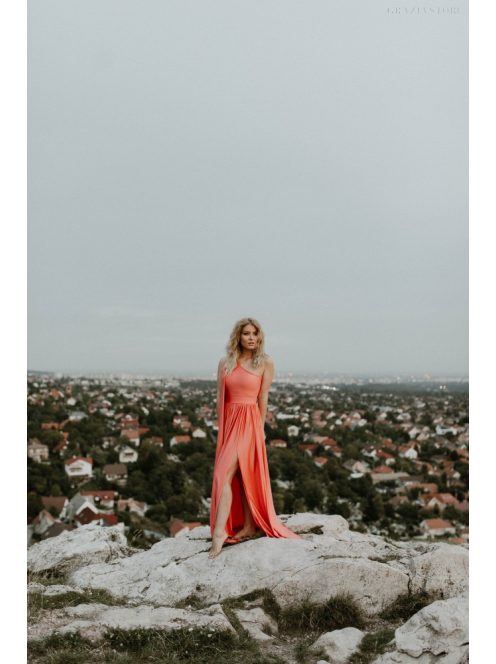 Vállrésznél megkötős, aszimmetrikus, korall színű maxi ruha.