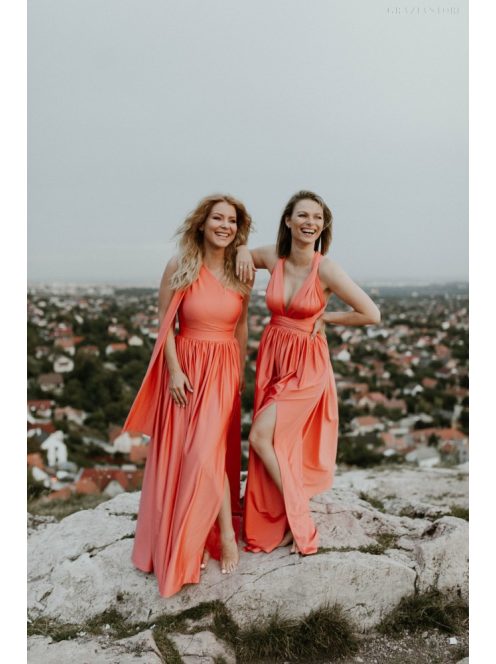 Vállrésznél megkötős, aszimmetrikus, korall színű maxi ruha.