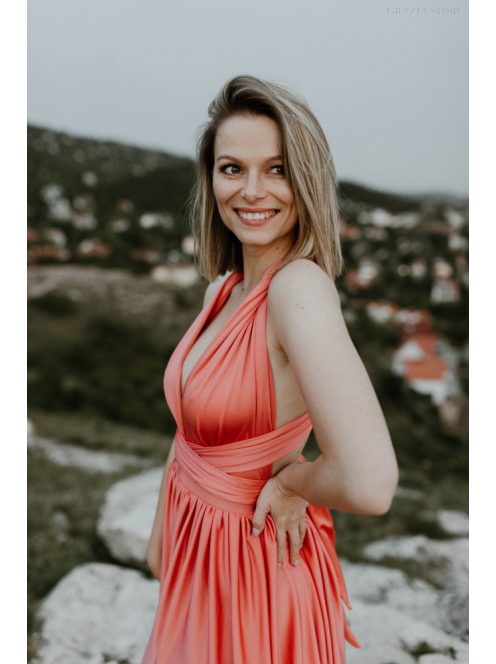 Többféleképpen köthető, korall színű maxi ruha alkalmakra.