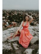 Többféleképpen köthető, korall színű maxi ruha alkalmakra.