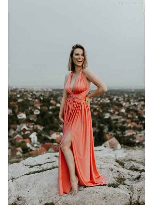 Többféleképpen köthető, korall színű maxi ruha alkalmakra.
