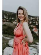 Többféleképpen köthető, korall színű maxi ruha alkalmakra.