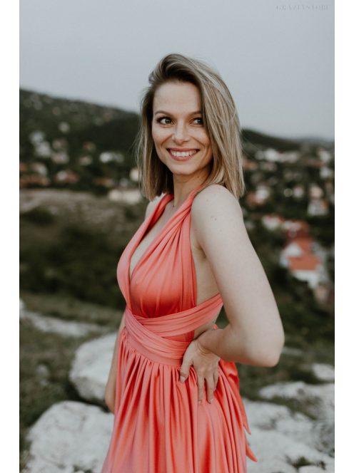 Többféleképpen köthető, korall színű maxi ruha alkalmakra.