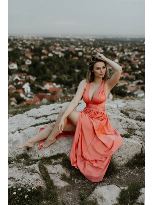 Többféleképpen köthető, korall színű maxi ruha alkalmakra.