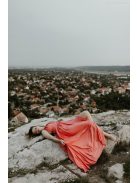 Többféleképpen köthető, korall színű maxi ruha alkalmakra.