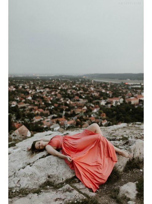 Többféleképpen köthető, korall színű maxi ruha alkalmakra.