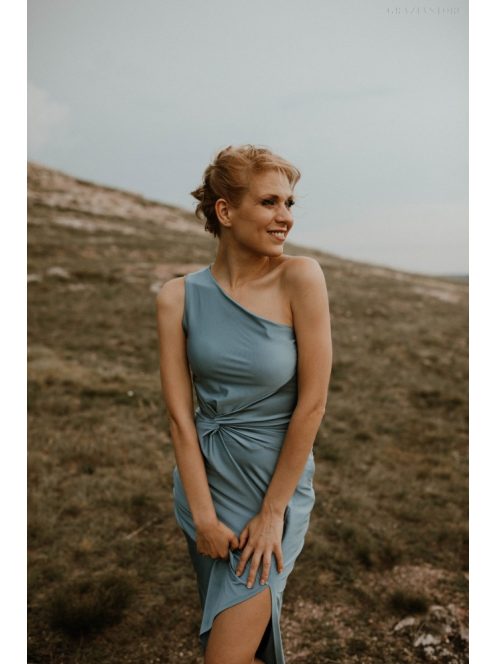 Szürkéskék, elől csavart maxi ruha. Különleges alkalmakra.