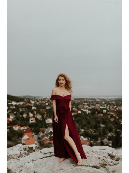 Bordó színű szív kivágású maxi ruha. Nőies és elegáns darab.