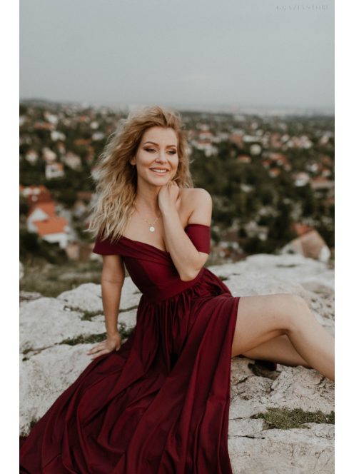 Bordó színű szív kivágású maxi ruha. Nőies és elegáns darab.
