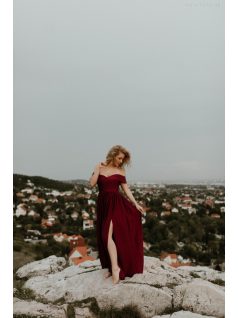 Bordó színű szív alakú kivágású ruha 