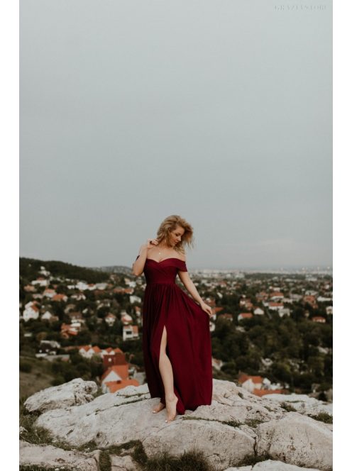 Bordó színű szív alakú kivágású ruha 