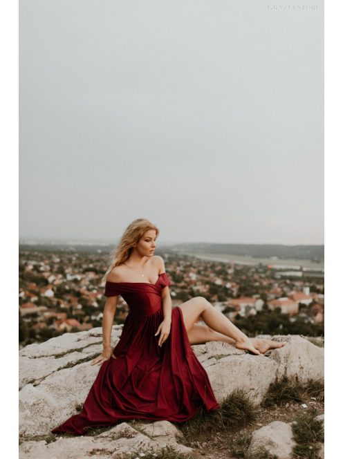 Bordó színű szív alakú kivágású ruha 