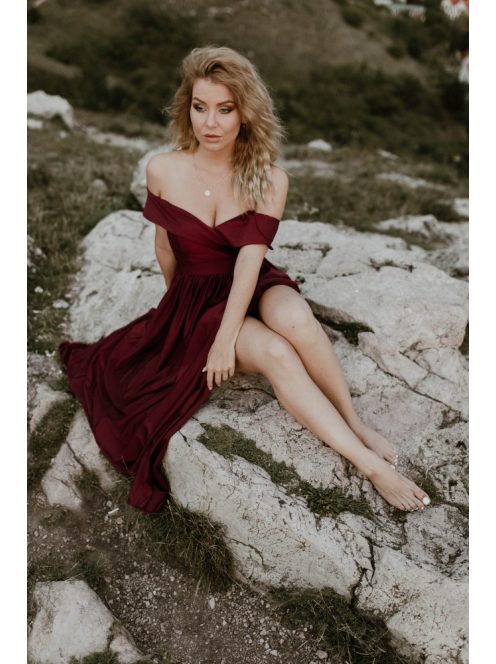 Bordó színű szív alakú kivágású ruha 