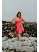 Játékos, korall színű mini ruha, aszimmetrikus felsőrésszel.
