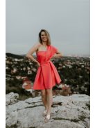 Játékos, korall színű mini ruha, aszimmetrikus felsőrésszel.