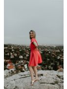 Játékos, korall színű mini ruha, aszimmetrikus felsőrésszel.