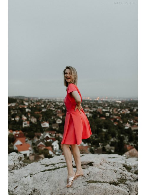 Játékos, korall színű mini ruha, aszimmetrikus felsőrésszel.