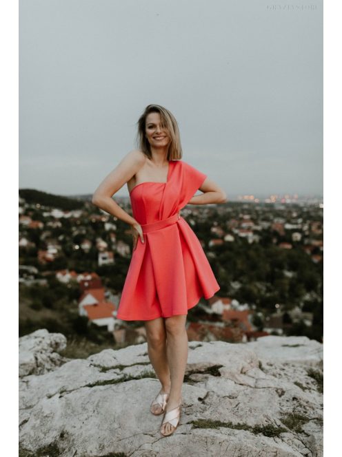 Játékos, korall színű mini ruha, aszimmetrikus felsőrésszel.