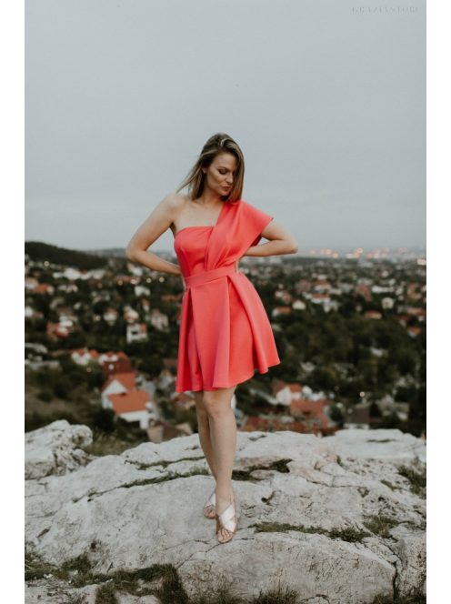 Játékos, korall színű mini ruha, aszimmetrikus felsőrésszel.