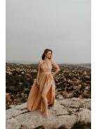 Ujjatlan, zárt dekoltázsú maxi ruha nude színben