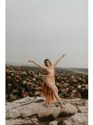 Ujjatlan, zárt dekoltázsú maxi ruha nude színben