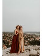 Ujjatlan, zárt dekoltázsú maxi ruha nude színben