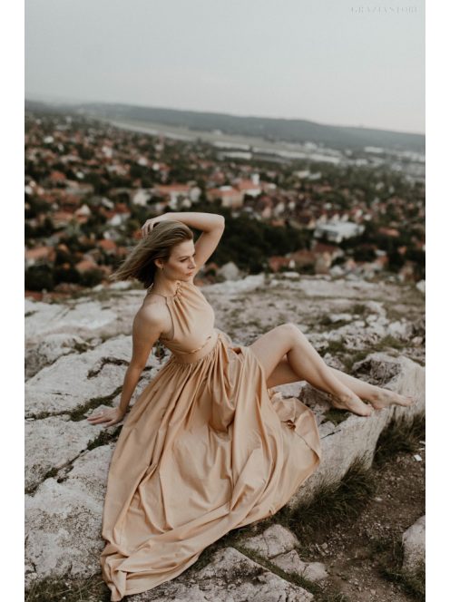 Ujjatlan, zárt dekoltázsú maxi ruha nude színben
