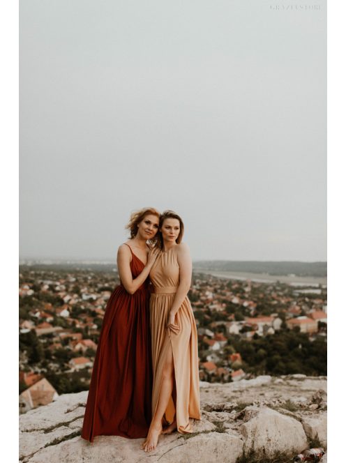 Ujjatlan, zárt dekoltázsú maxi ruha nude színben