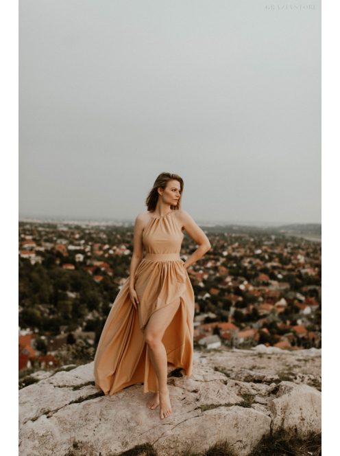 Ujjatlan, zárt dekoltázsú maxi ruha nude színben