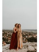Ujjatlan, zárt dekoltázsú maxi ruha nude színben