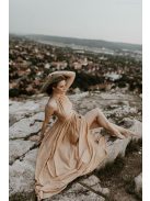 Ujjatlan, zárt dekoltázsú maxi ruha nude színben