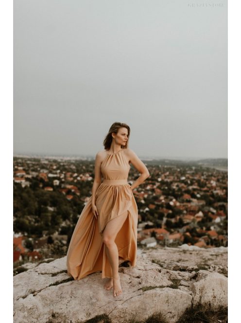 Ujjatlan, zárt dekoltázsú maxi ruha nude színben