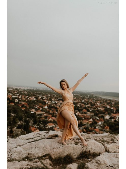 Ujjatlan, zárt dekoltázsú maxi ruha nude színben