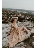 Ujjatlan, zárt dekoltázsú maxi ruha nude színben