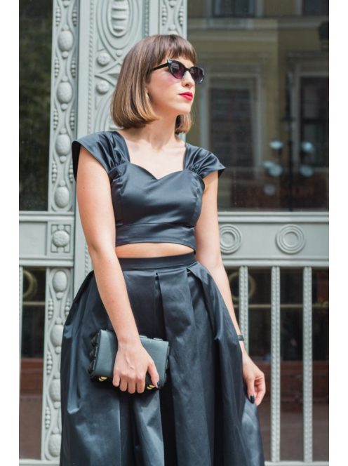 Trendi 2 részes szatén szett midi szoknyával és crop toppal.