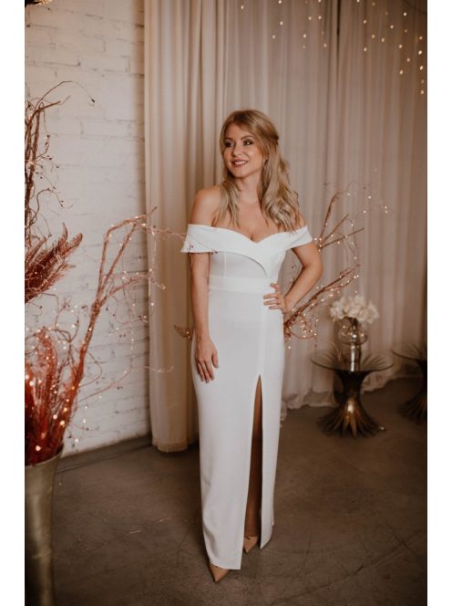 Ekrü színű, felsliccelt maxi ruha szív alakú dekoltázzsal.