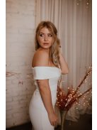 Ekrü színű, felsliccelt maxi ruha szív alakú dekoltázzsal.