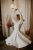 Rövid esküvői ruha organza ujjakkal, divatos ekrü színben.
