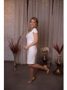 Szűk, fehér színű mini ruha, vállakat takaró felsőrésszel. 