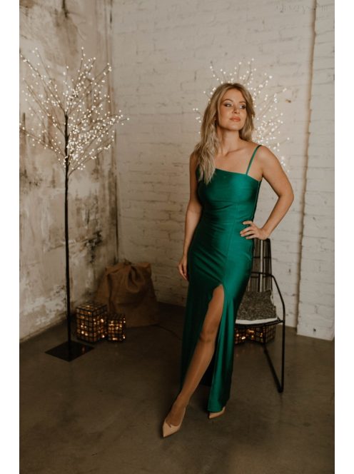 Testhezálló, zöld maxi ruha, aszimmetrikus felsőrésszel.