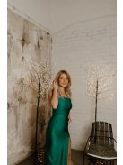 Testhezálló, zöld maxi ruha, aszimmetrikus felsőrésszel.