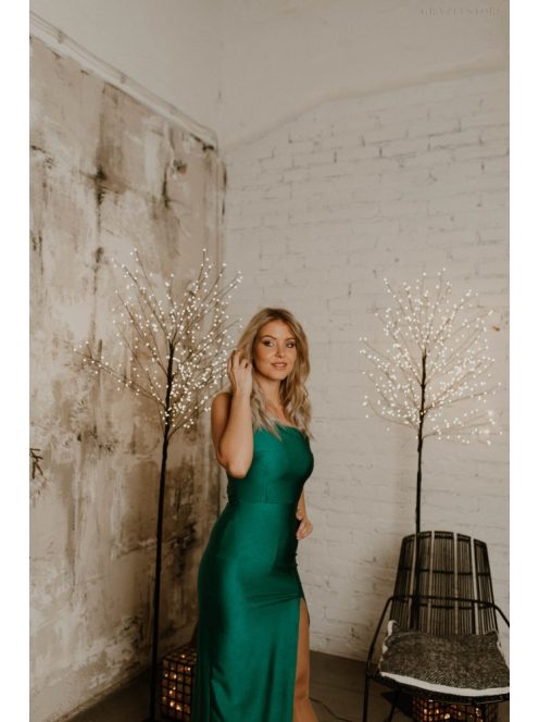 Testhezálló, zöld maxi ruha, aszimmetrikus felsőrésszel.