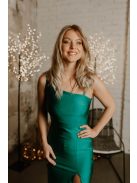 Testhezálló, zöld maxi ruha, aszimmetrikus felsőrésszel.