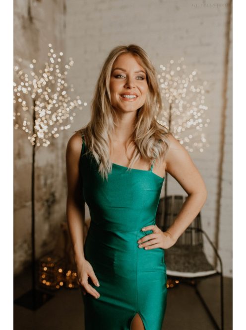 Testhezálló, zöld maxi ruha, aszimmetrikus felsőrésszel.