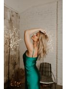 Testhezálló, zöld maxi ruha, aszimmetrikus felsőrésszel.