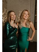 Testhezálló, zöld maxi ruha, aszimmetrikus felsőrésszel.