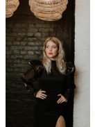 Mélyen felsliccelt fekete maxi ruha, egyedi organza ujjakkal.