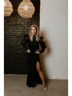 Mélyen felsliccelt fekete maxi ruha, egyedi organza ujjakkal.